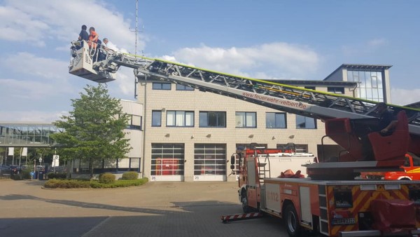 Teilnehmer auf der Drehleiter