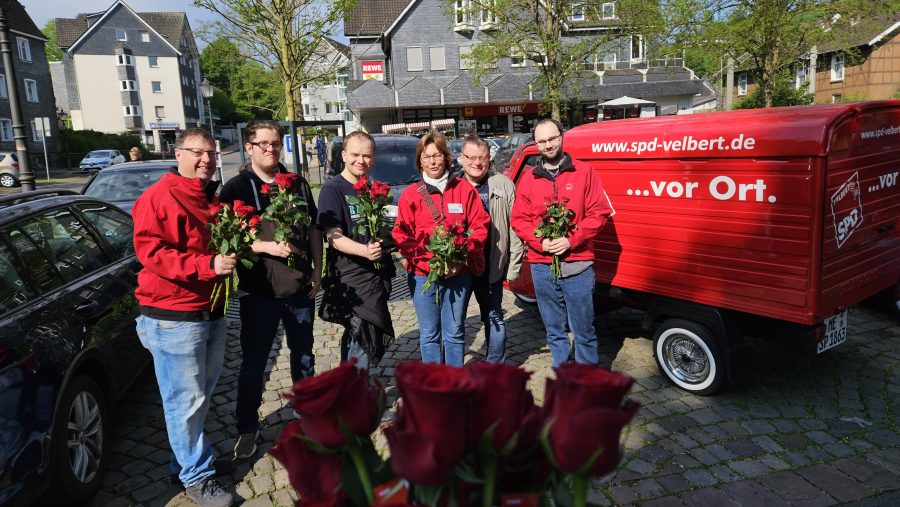 SPD-Mitglieder aus Langenberg verteilen Rosen. Die SPD verteilt zum Muttertag Rosen in Langenberg (v.l.n.r. Felix Hasselmann, Patrick Bonk, Erik Hirse, Barbara Wendt, Rainer Hübinger, Kevin Knackert)