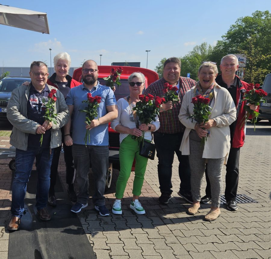 Mitglieder der SPD verteilen Rosen in Neviges.