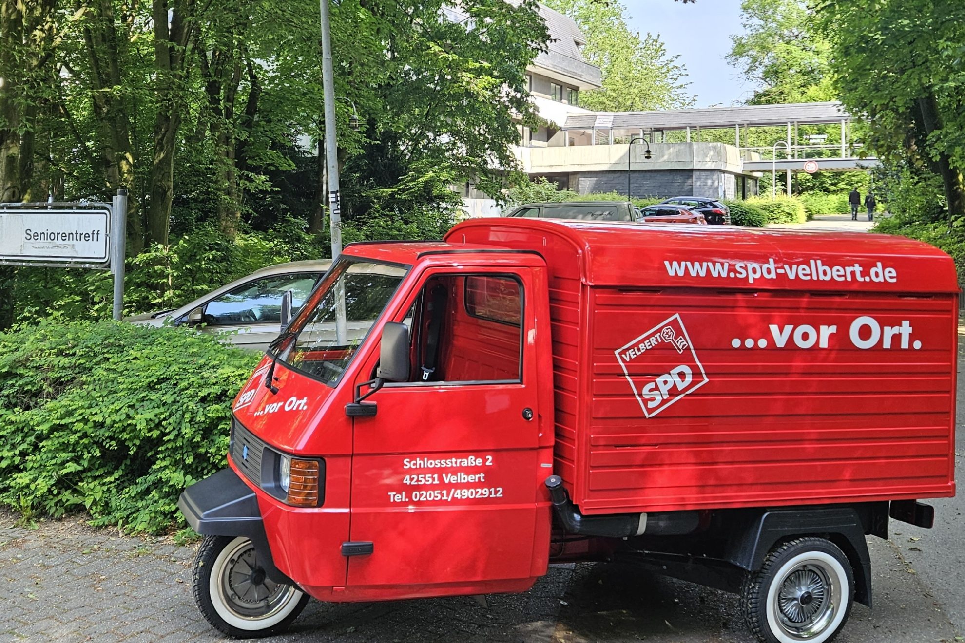Ape im SPD Dekor vor dem Seniorenzentrum