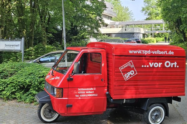 Ape im SPD Dekor vor dem Seniorenzentrum